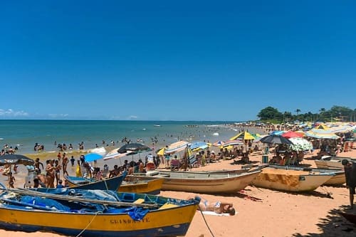 Praia de Manguinhos: Um Refúgio de Beleza Natural
